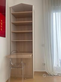 Mobile in legno con piccola scrivania a scomparsa