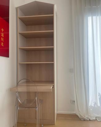 Mobile in legno con piccola scrivania a scomparsa