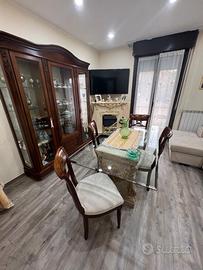 Vetrina+tavolo in vetro+sedie