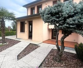 Casa a schiera di testa con ampio giardino