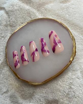 Tips unghie finte effetto marmo con dettagli oro