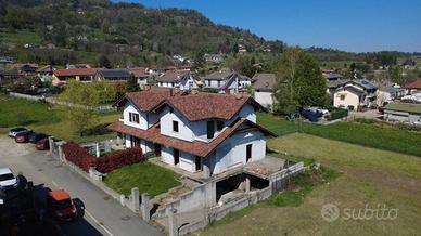 Villa di 270 m² con 5 locali e box auto doppio a L