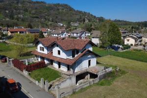 Villa di 270 m² con 5 locali e box auto doppio a L