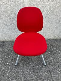 Sedie in tessuto rosso con piedi in acciaio