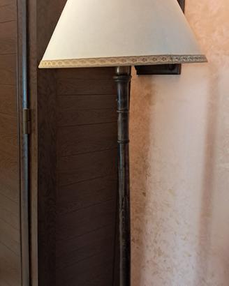 Piantana in legno con Paralume