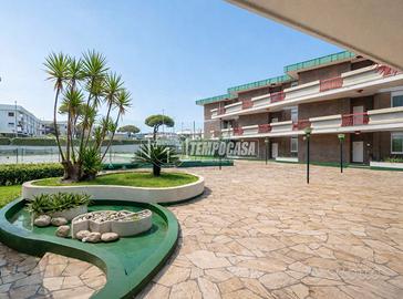 Piano terra in residence con piscina e campi da te