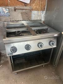 Cucina professionale a gas 4 fuochi armadio aperto