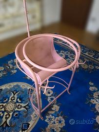 Porta lavatoio antico in ferro battuto rosa