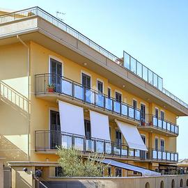 3 LOCALI A GRAVINA DI CATANIA