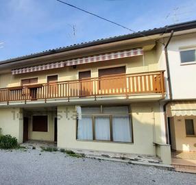 Casa in linea su due livelli