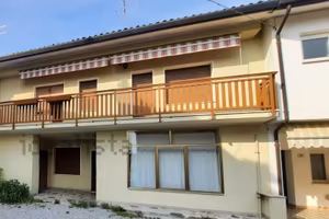 Casa in linea su due livelli