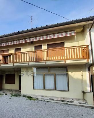 Casa in linea su due livelli