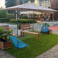 Ombrellone, erba finta e vasi