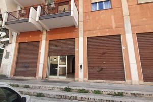 LOCALE COMMERCIALE - VIA MONTEGRAPPA ZONA UNIVERSI