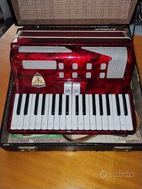 Fisarmonica vintage rossa con custodia rigida