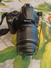 Nikon D5000 + 18-55mm VR + borsa Case Logic + acce