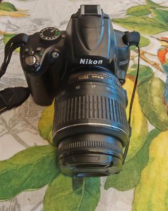 Nikon D5000 + 18-55mm VR + borsa Case Logic + acce