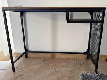 Scrivania Ikea stile industriale con sedia