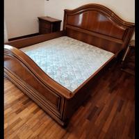 Letto matrimoniale in legno massiccio