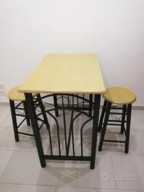 Tavolino alto con sgabelli