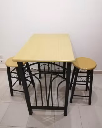 Tavolino alto con sgabelli