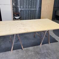 Tavola in legno con cavalletti
