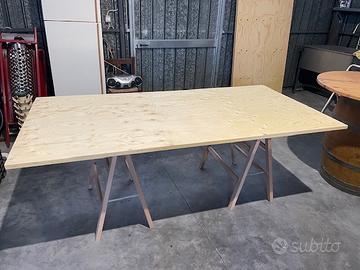 Tavola in legno con cavalletti