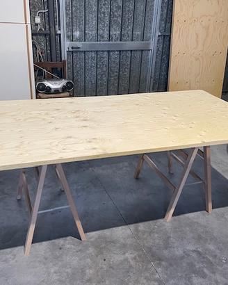 Tavola in legno con cavalletti