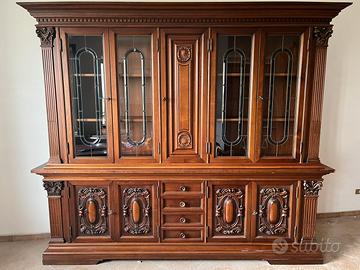 Credenza cristalliera in legno stile classico