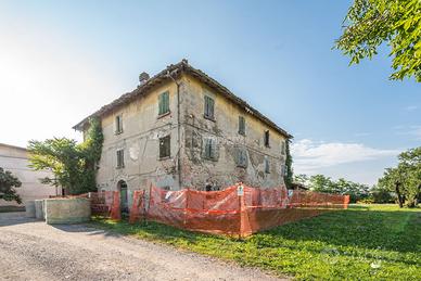 Rustico di ampie metrature immerso nel verde