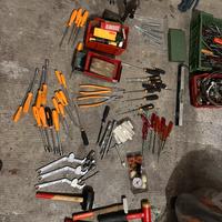 Utensili da lavoro nuovi e usati