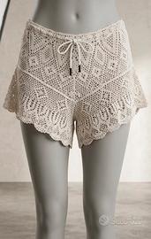 Pantaloncino fatto a uncinetto