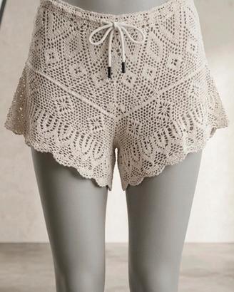 Pantaloncino fatto a uncinetto