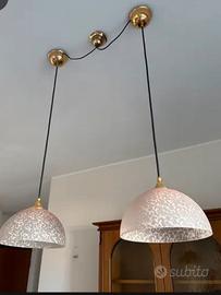 Lampadario appeso sopra tavolo