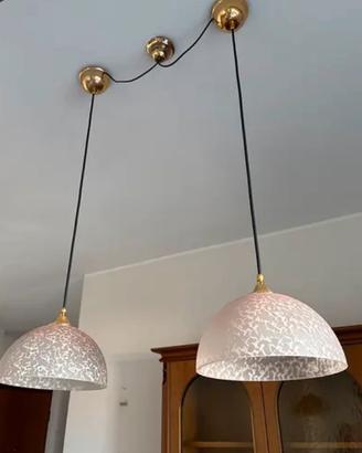 Lampadario appeso sopra tavolo