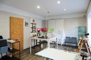 Locale con ampie vetrine