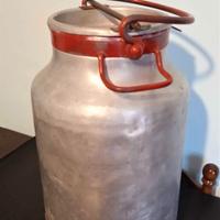 Bidone vintage in metallo per il latte