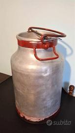 Bidone vintage in metallo per il latte