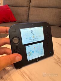 Nintendo 2DS nero e blu con caricatore e pennino