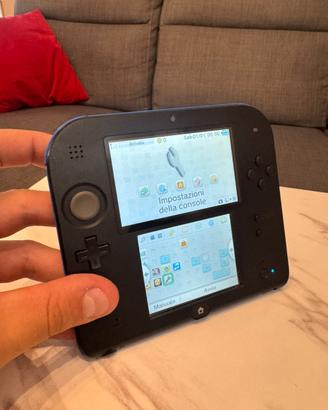 Nintendo 2DS nero e blu con caricatore e pennino