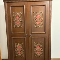 Armadio in legno massello intagliato