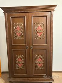 Armadio in legno massello intagliato
