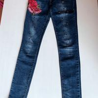 Jeans taglia 36/38 con rose ricamate e strass