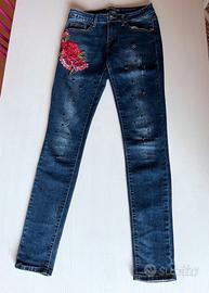 Jeans taglia 36/38 con rose ricamate e strass