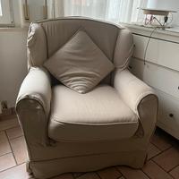 due poltrone e un divano,