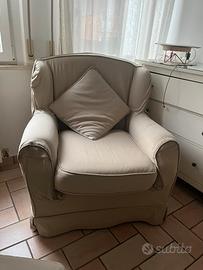 due poltrone e un divano,