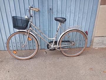 donna ragazza 26 con marce e cestino pronta all'us