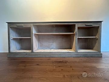 Mobilio di un antica farmacia