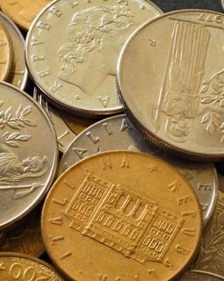 n. 30 Monete lire italiane ed estere anni 50 60