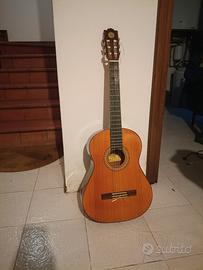 chitarra acustica in legno 